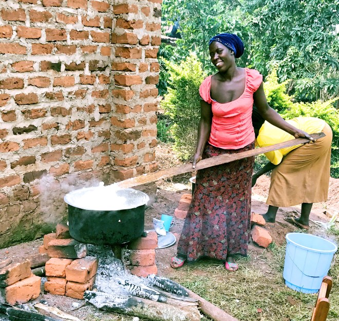 Woman stirring pot Jinja Fotor